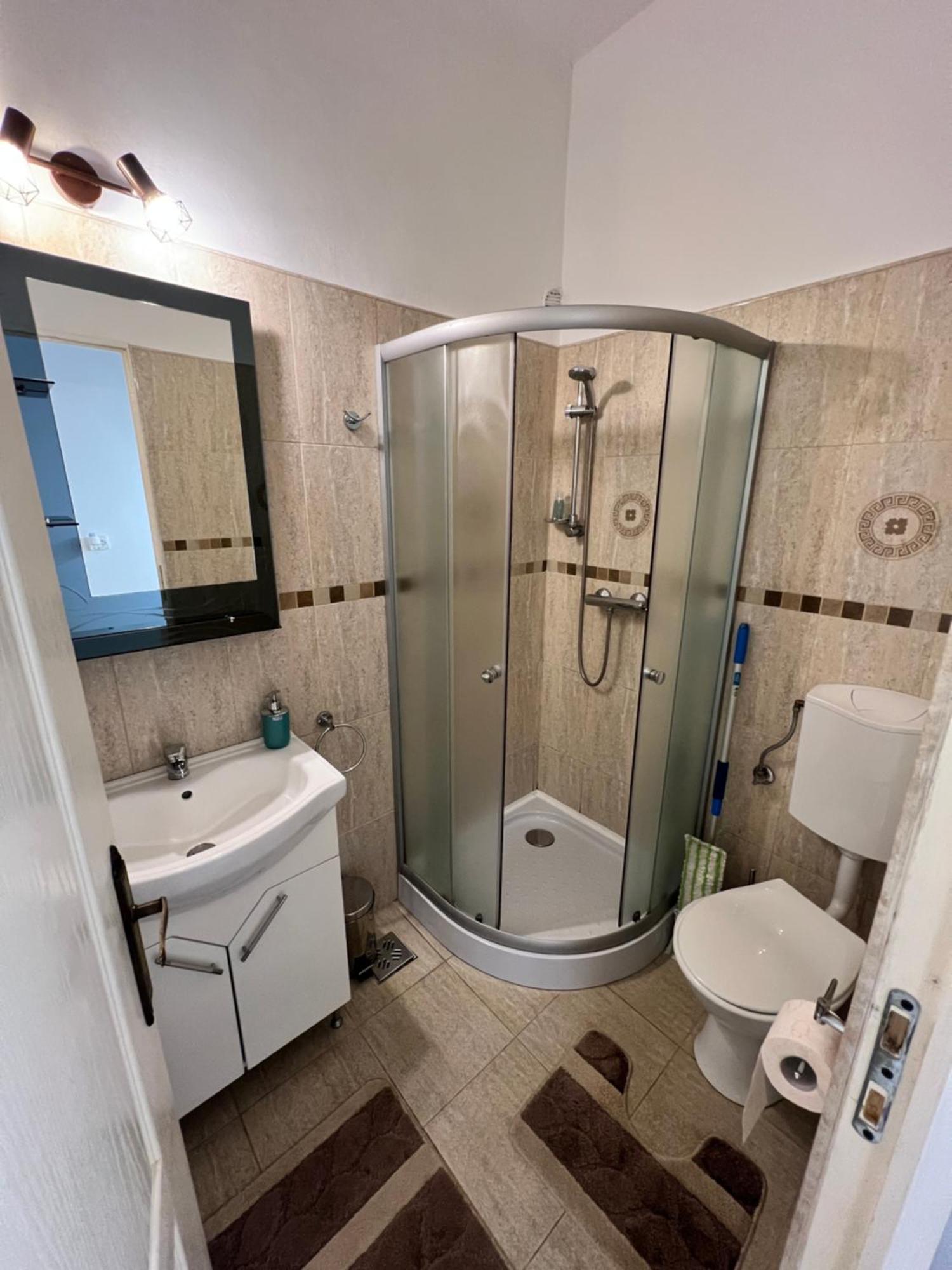 Vio'S Getaway Apartment Sibiu Exterior photo